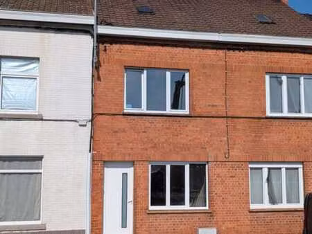 dans un coin calme impasse jolie maison de rangée à rénover