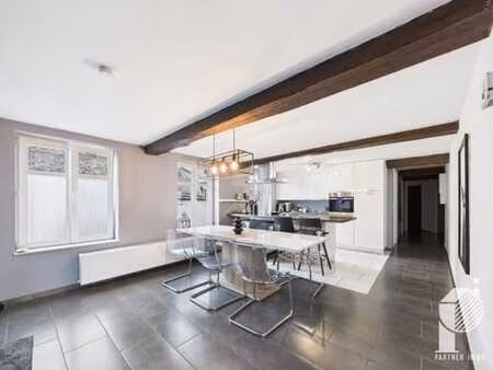 appartement 2 chambres avec terrasse et place de parking.