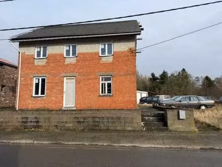 maison d'habitation à rénover entièrement avec grand terrain