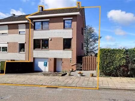 agréable maison 3 façades  3 ch avec garage  terrasse et jar