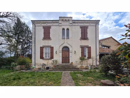 maison de village en pierre avec jardin