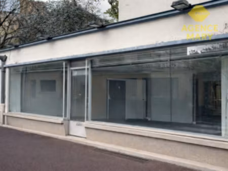 local commercial avec vitrine emplacement stratégique à vi