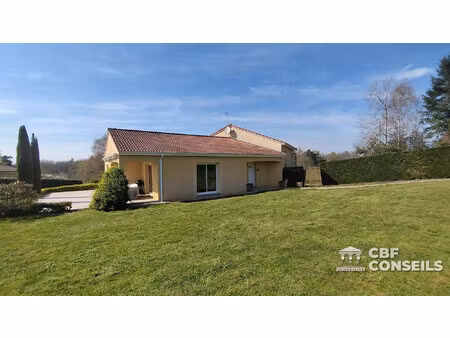 maison individuelle 3 chambres et bureau.