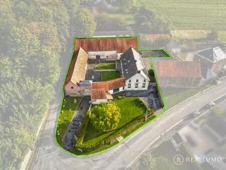 ferme au carrée  bien située  au potentiel polyvalent