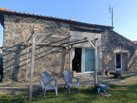 maison de plain-pied en pierre  avec belle vue et grand terr