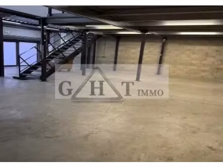 location entrepôt 128 m²