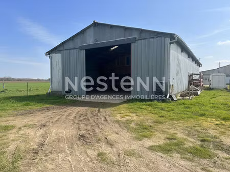 bâtiment 300 m²  sur 1200 m² terrain  idéal stockage.