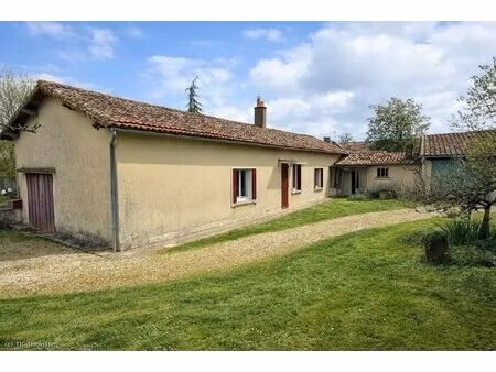 maison de 2 chambres en pierre de plein pied dans un hameau
