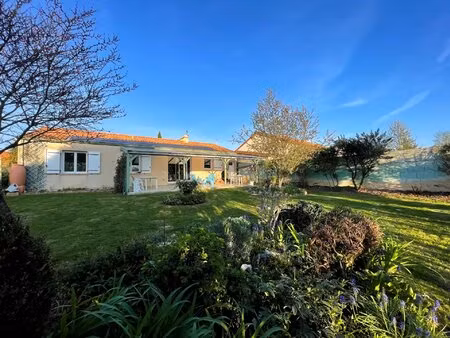 plain-pied avec préau convivial donnant sur joli jardin et quasi autonome énergétiquemenen