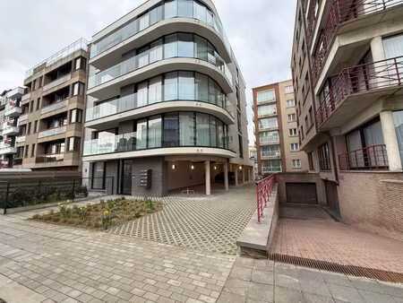 ruime staanplaats in het centrum van wenduine!