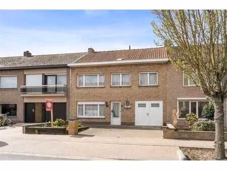 op te frissen woning met brede gevel