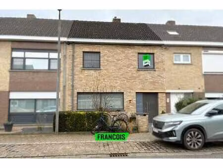 maison économe en énergie avec 3 chambres et un garage à as…