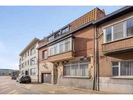 zeer ruime op te frissen woning met 5 slaapkamers en gara...