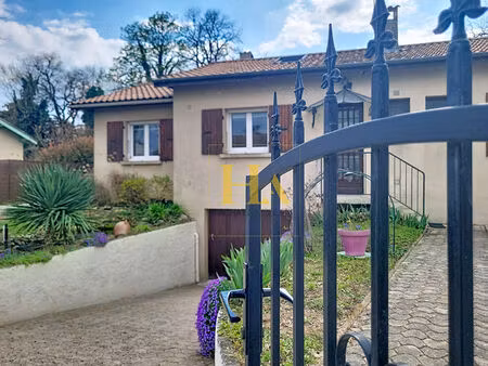 maison plain-pied de charme avec piscine et extérieurs soignés