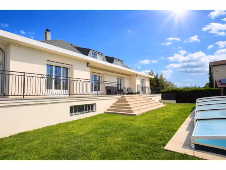 belle maison familiale avec piscine plein sud