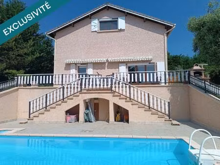 maison en parfait état avec piscine et vue dégagée