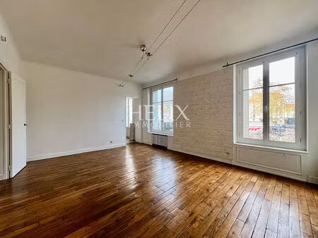 a louer appartement soigné avec deux chambres coté cour intérieure calme avec cave et loca