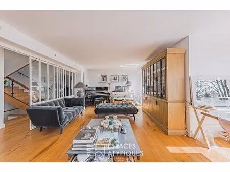 refuge contemporain suspendu dans la nature