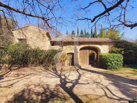 authentique ferme en pierres avec cour intérieure et terrain à
