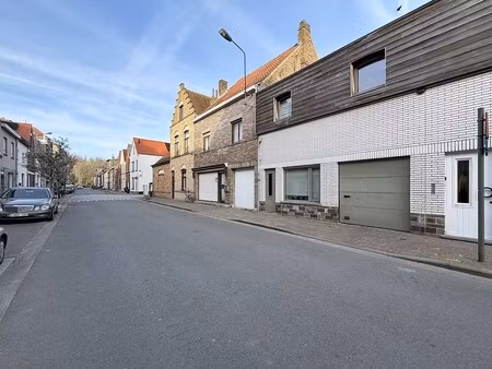 charmante rijwoning met grote tuin en garage inhuis