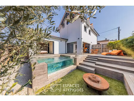 maison familiale contemporaine avec piscine à l'aiguillon