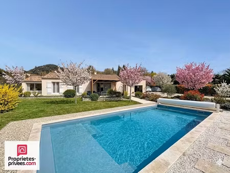 villa t5 avec piscine et garage sur 2565 m² de terrain plat et clos