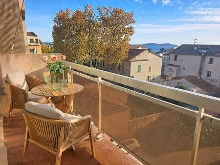 carqueiranne coeur de ville - studio 34 m²  balcon 6m² vue almanarre  au calme
