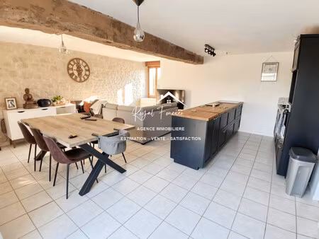 belle maison de bourg  entièrement restaurée sise dans une rue