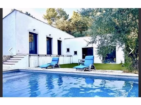 maison contemporaine avec piscine et jardin