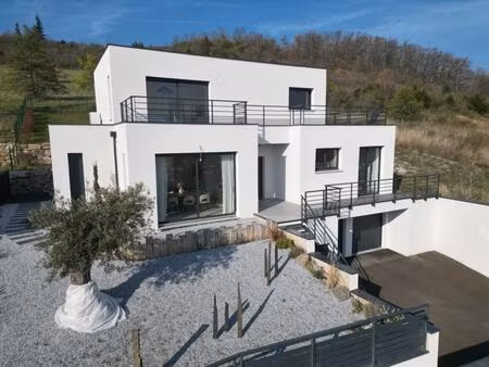 maison récente avec vue dominante et garage double