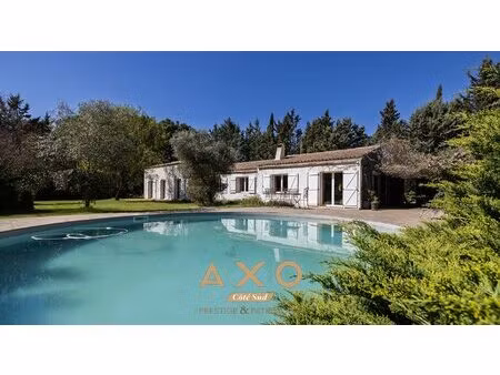 jouques villa t8 de plain-pied studio indépendant piscine jacuzzi 3 garages 990 000