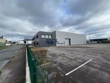 vente entrepôt 1 900 m²