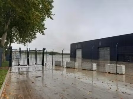 location local d'activités 325 m²