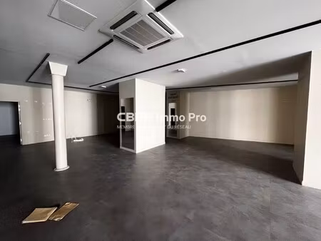 location local commercial 585m²