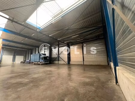 location local d'activités 833 m²