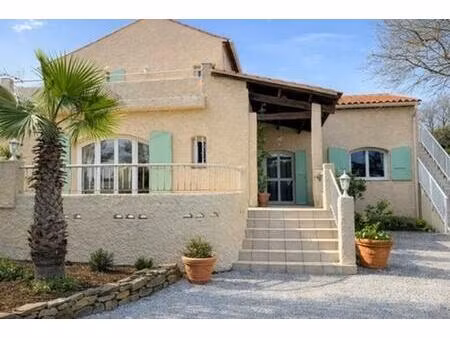 maison familiale 9 pièces d'environ 233 m2 avec terrasse et piscine