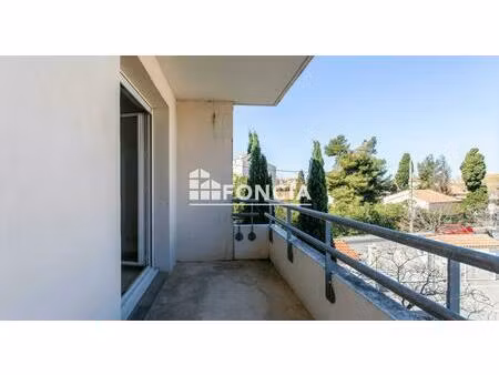 miramas - quartier des chirons : appartement de type 2 avec balcon et 2 parkings privatifs