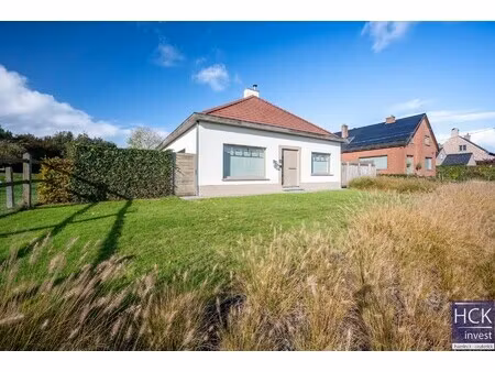 kruishoutem - instapklare en prachtig gelegen woning met 4 slpk. én zwembad