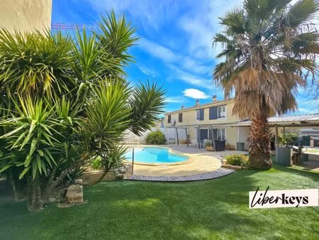 vous ne devinerez jamais ce qui se cache derrière cette maison!