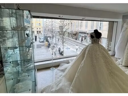 location commerce 124 m²