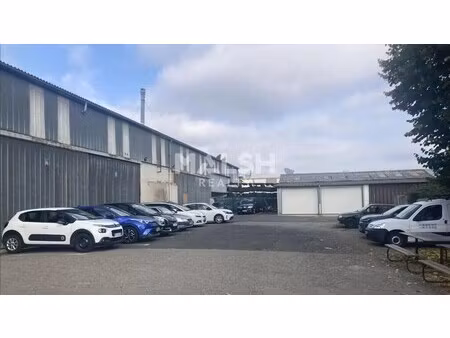 location local d'activités 922 m²