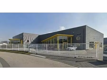 location local d'activités 411 m²