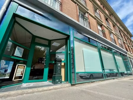 location commerce 100 m²