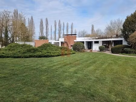 village proche fontainebleau. propriete contemporaine de plain-pied de 215 m² 1 hectare