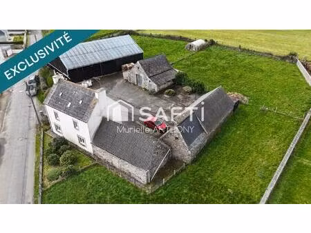 rare. ancienne ferme a fort potentiel au coeur du bourg.