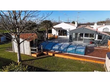 maison avec piscine à 7min des plages vendéennes.