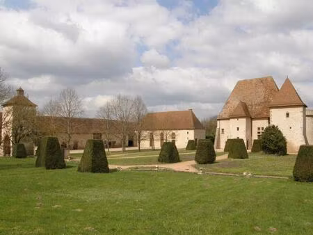 manoir xvo avec dépendances sur 1 27ha