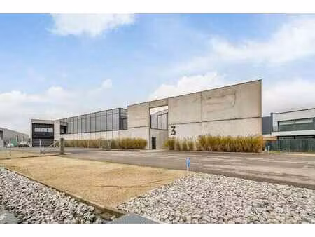 bâtiment commercial moderne avec panneaux solaires et connec