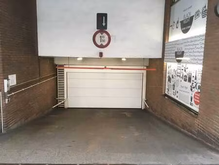 empl. de parking sécurisé à quartier place stéfanie/louise