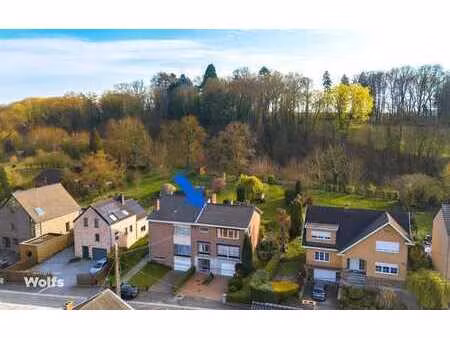 agréable maison avec garage et beau jardin verdoyant !